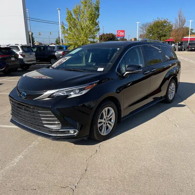2023 Toyota Sienna Platinum 7-Passenger