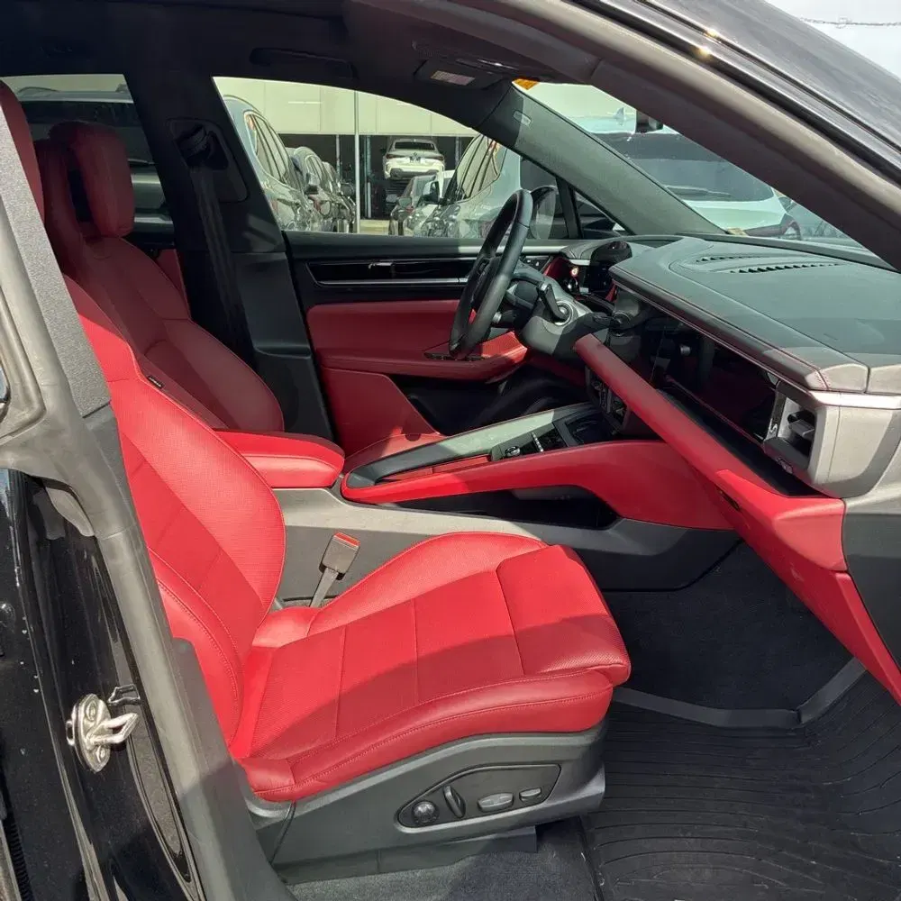 2025 Porsche Macan 4S Electric
