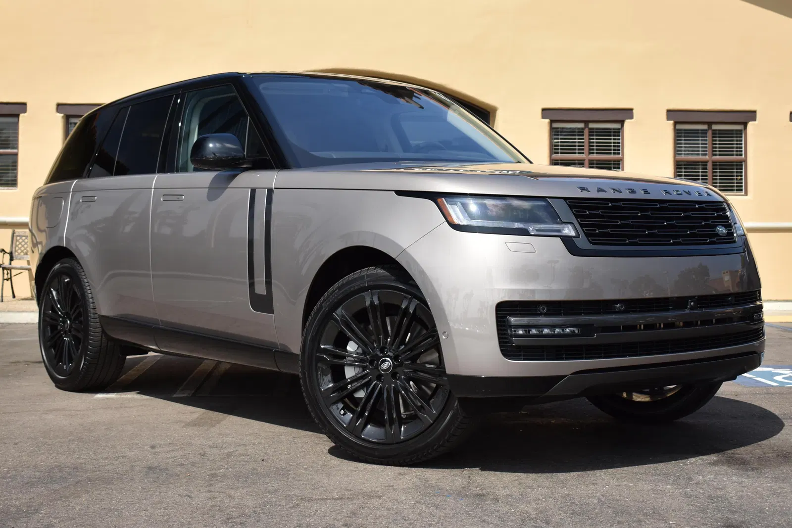 2023 Range Rover P530 SE - ~650 Miles, Twin-Turbo V8, AWD, Premium Interior Upgrade Pack