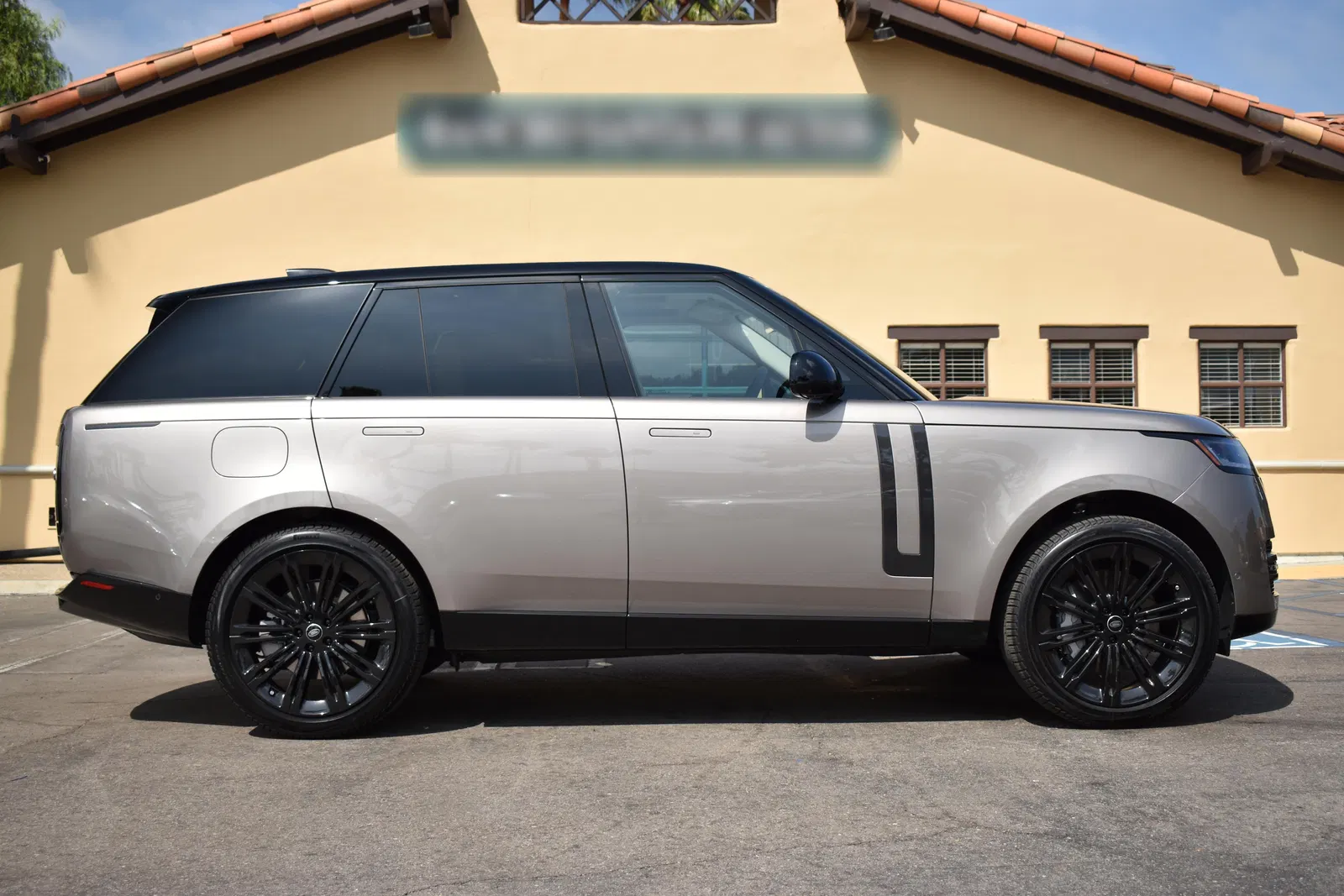 2023 Range Rover P530 SE - ~650 Miles, Twin-Turbo V8, AWD, Premium Interior Upgrade Pack