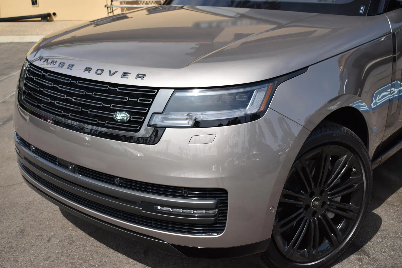 2023 Range Rover P530 SE - ~650 Miles, Twin-Turbo V8, AWD, Premium Interior Upgrade Pack