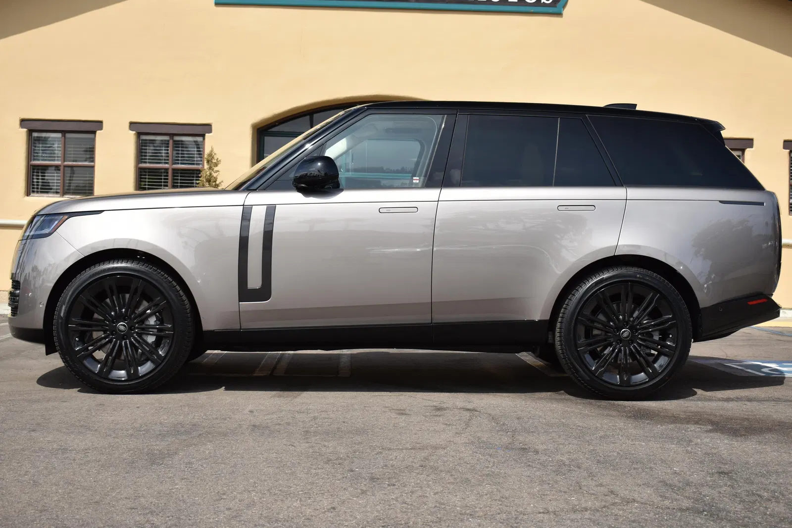 2023 Range Rover P530 SE - ~650 Miles, Twin-Turbo V8, AWD, Premium Interior Upgrade Pack