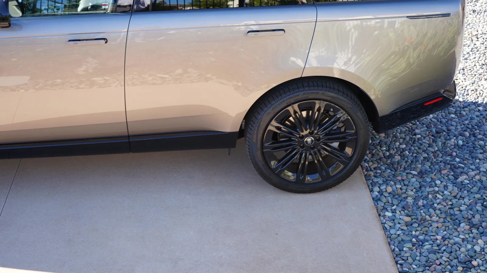 2023 Range Rover P530 SE - ~650 Miles, Twin-Turbo V8, AWD, Premium Interior Upgrade Pack