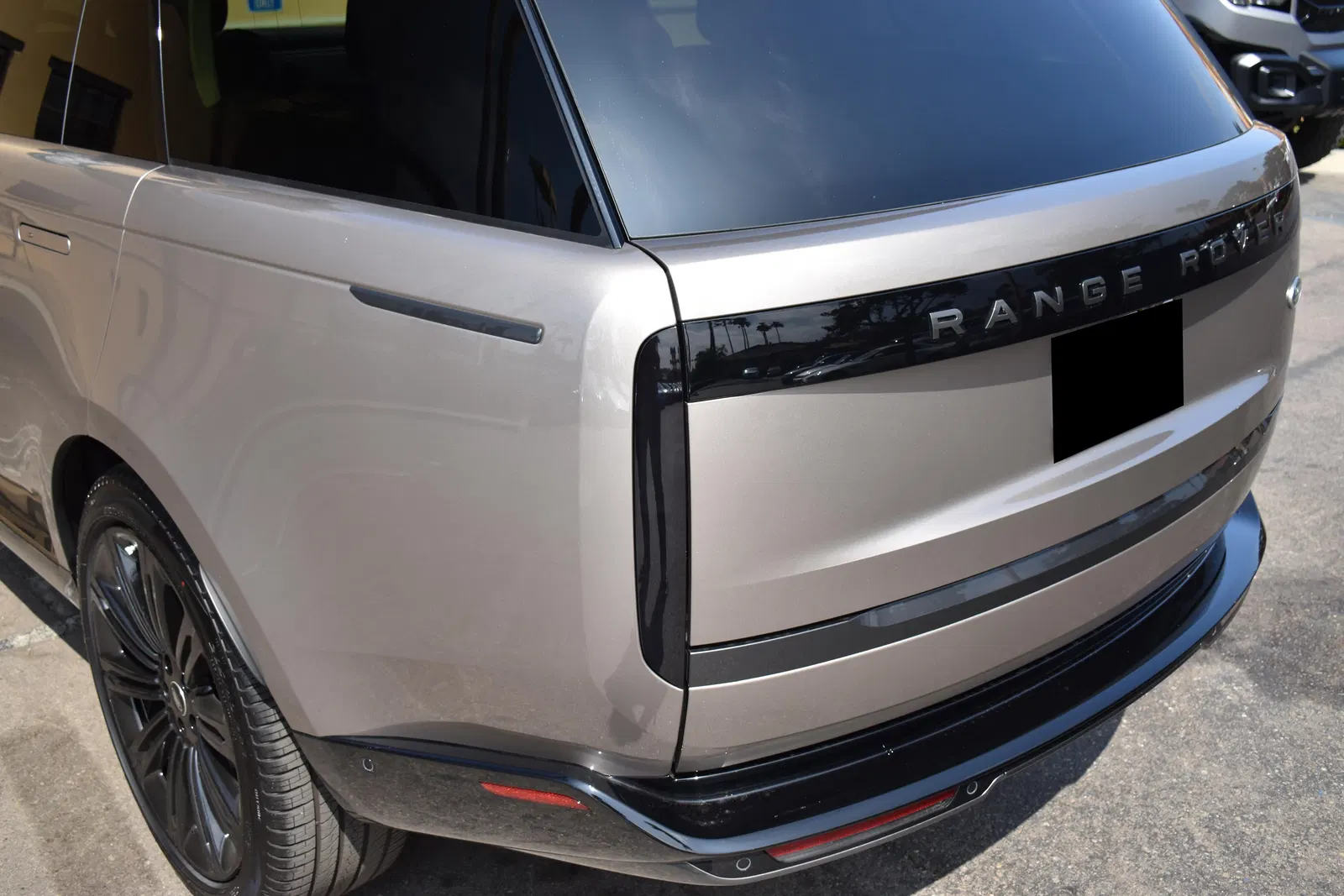 2023 Range Rover P530 SE - ~650 Miles, Twin-Turbo V8, AWD, Premium Interior Upgrade Pack