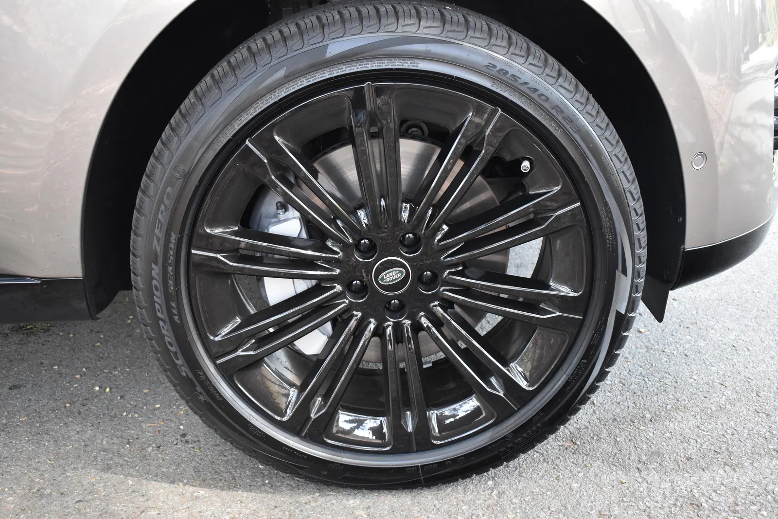 2023 Range Rover P530 SE - ~650 Miles, Twin-Turbo V8, AWD, Premium Interior Upgrade Pack