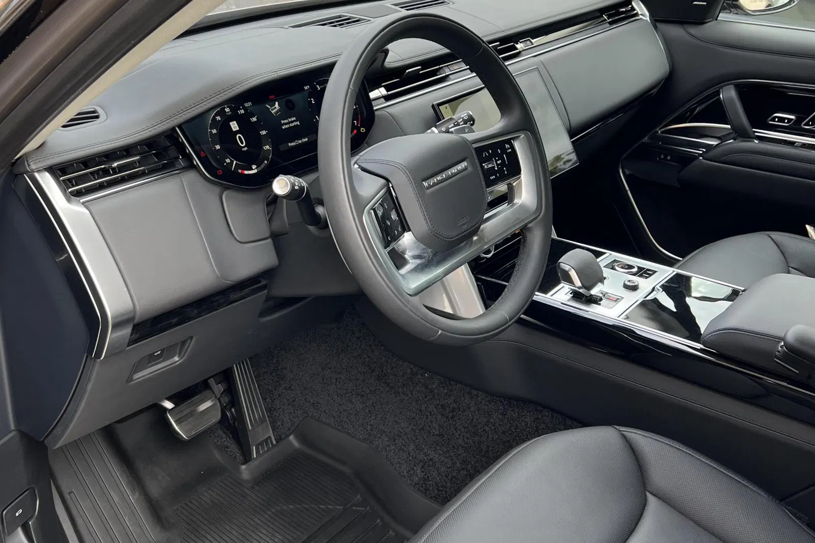 2023 Range Rover P530 SE - ~650 Miles, Twin-Turbo V8, AWD, Premium Interior Upgrade Pack