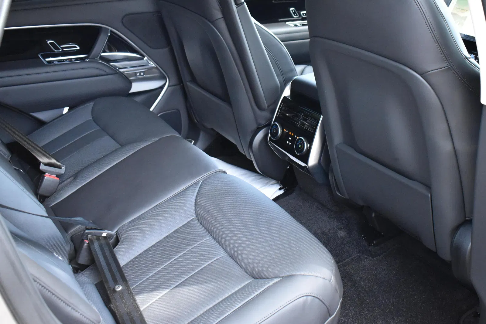 2023 Range Rover P530 SE - ~650 Miles, Twin-Turbo V8, AWD, Premium Interior Upgrade Pack