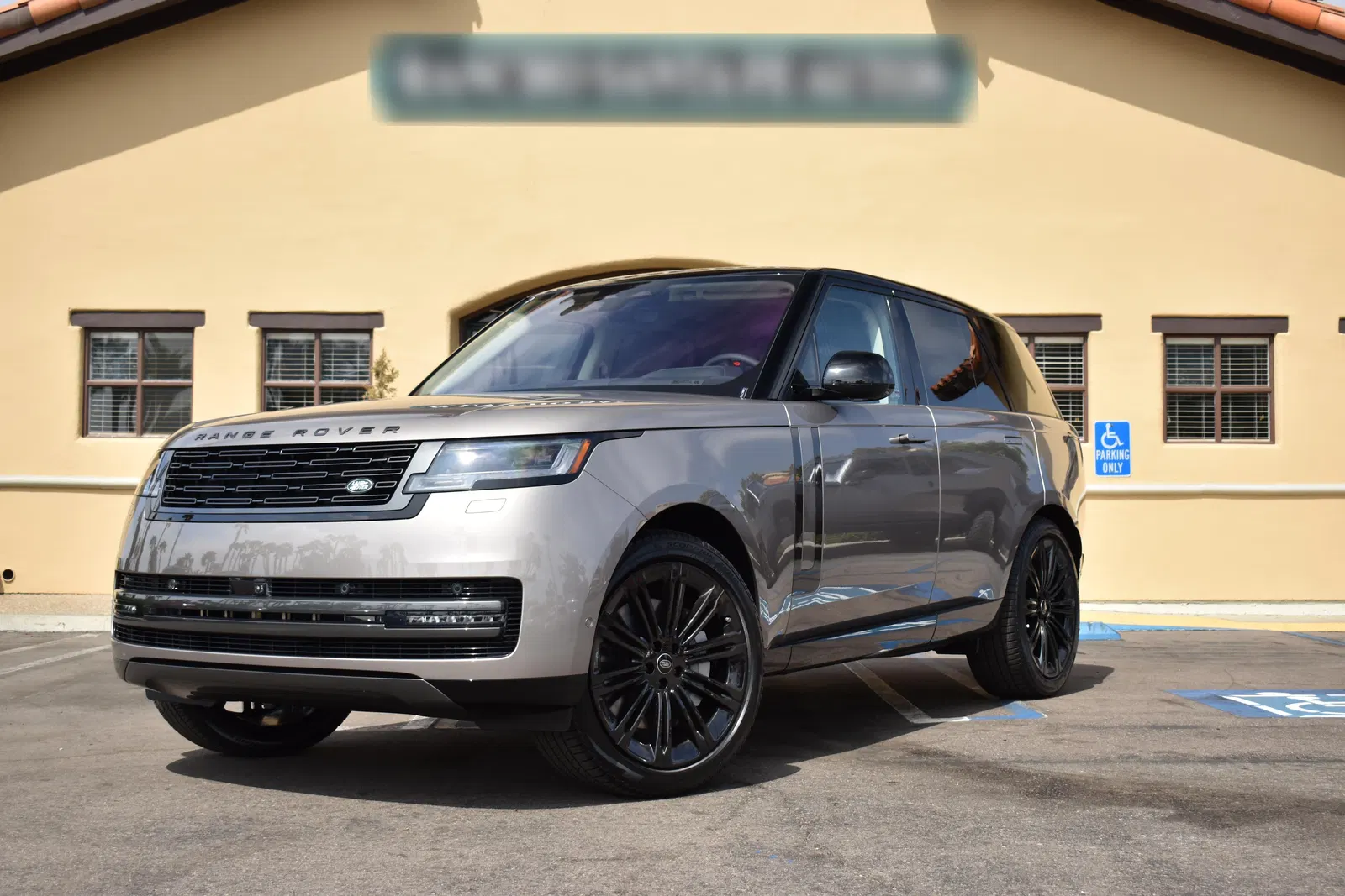 2023 Range Rover P530 SE - ~650 Miles, Twin-Turbo V8, AWD, Premium Interior Upgrade Pack