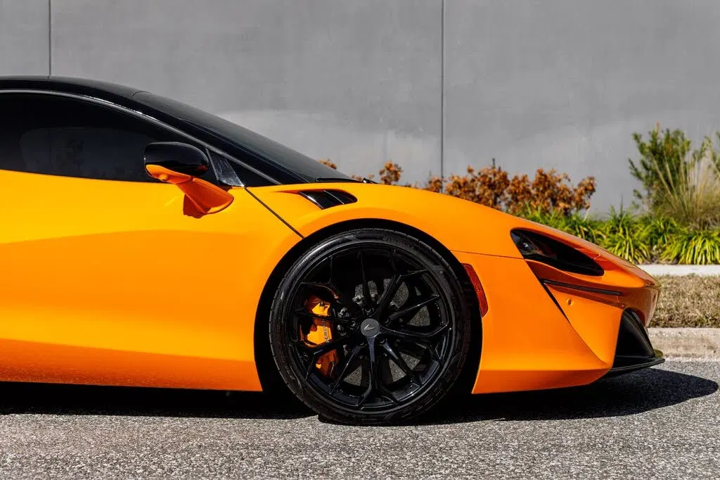 2025 McLaren Artura RWD