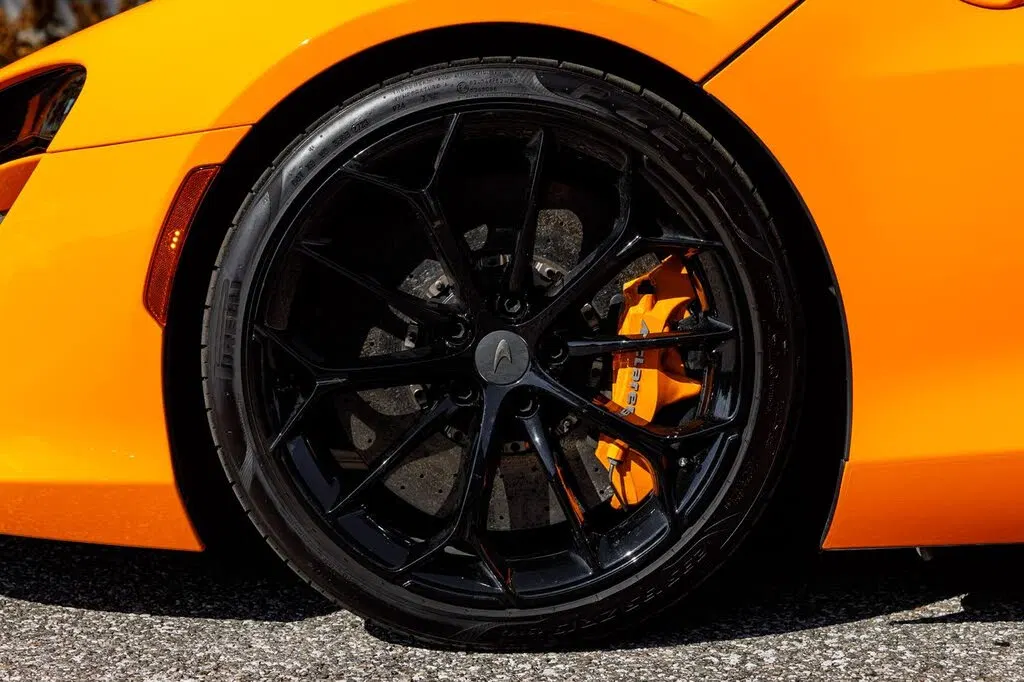 2025 McLaren Artura RWD