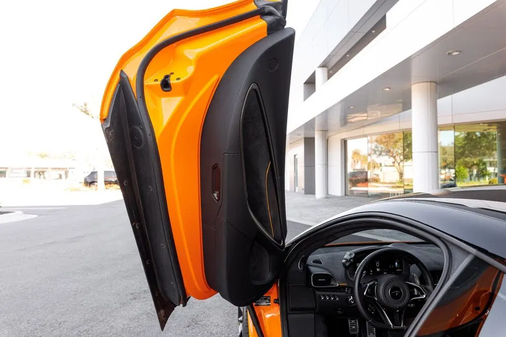 2025 McLaren Artura RWD