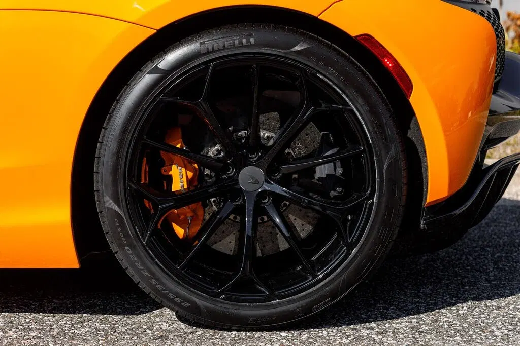 2025 McLaren Artura RWD