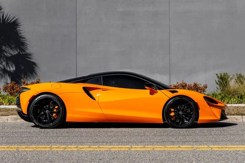 2025 McLaren Artura RWD
