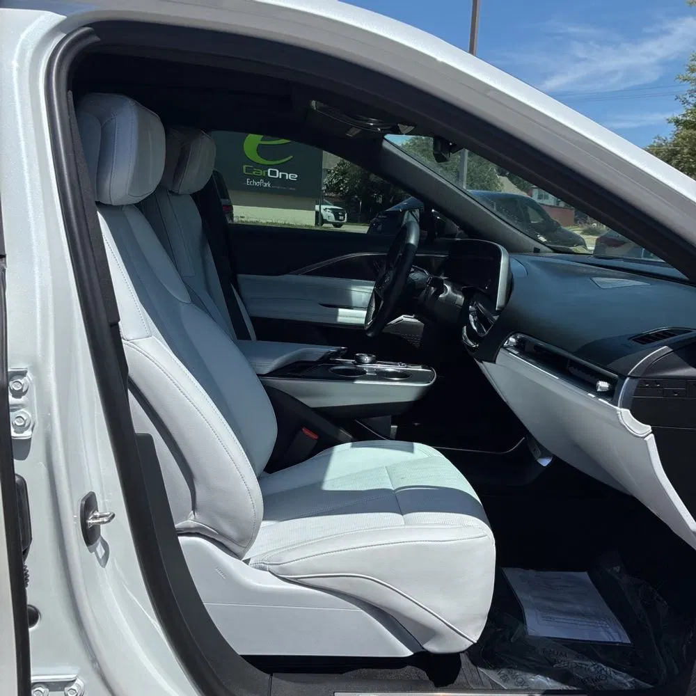 2024 Cadillac LYRIQ Luxury 1