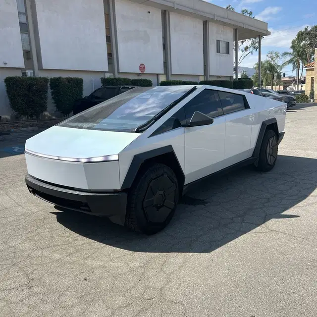 2024 Tesla Cybertruck Base