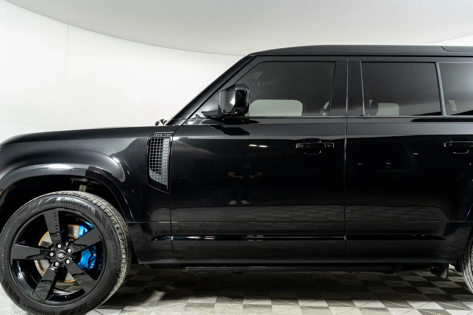 2022 Land Rover Defender 110 V8 Bond Edition