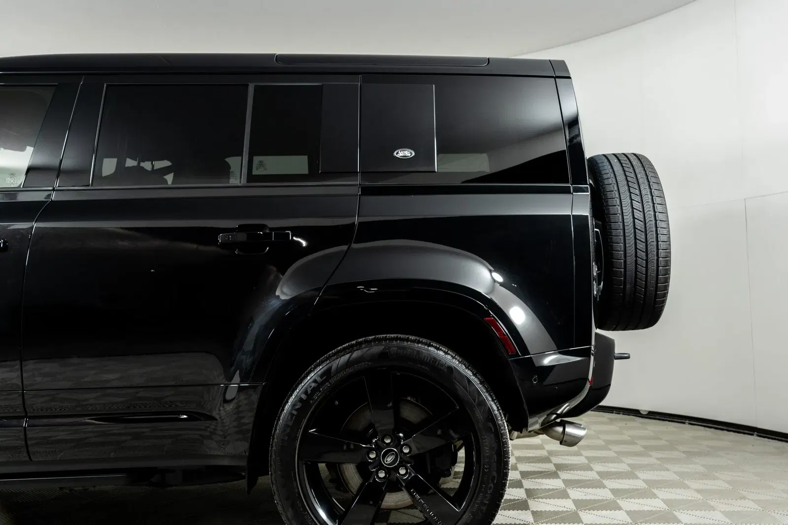 2022 Land Rover Defender 110 V8 Bond Edition