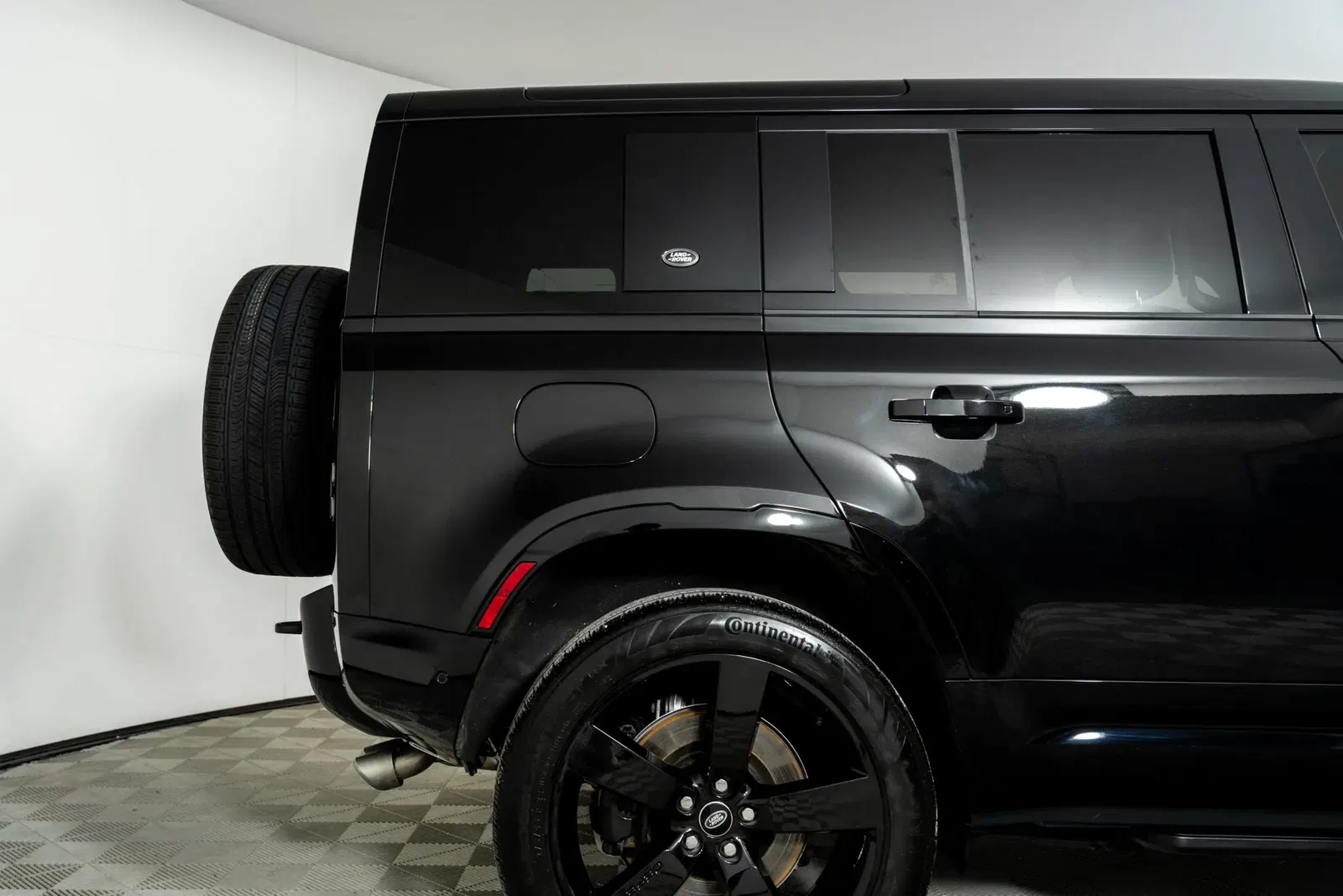 2022 Land Rover Defender 110 V8 Bond Edition
