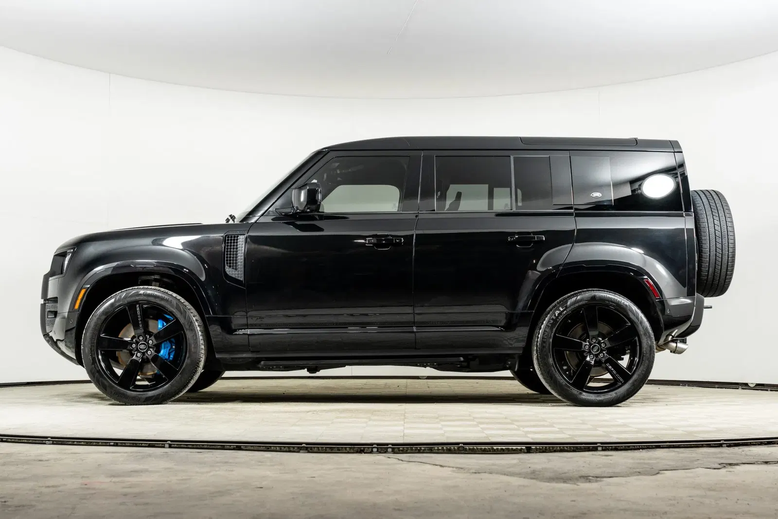 2022 Land Rover Defender 110 V8 Bond Edition