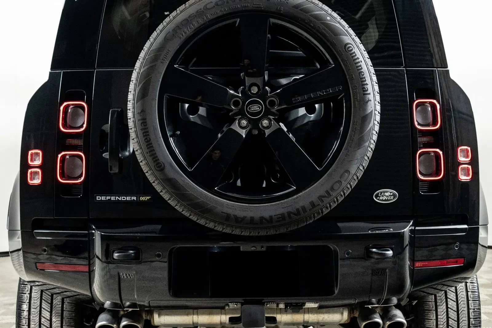 2022 Land Rover Defender 110 V8 Bond Edition