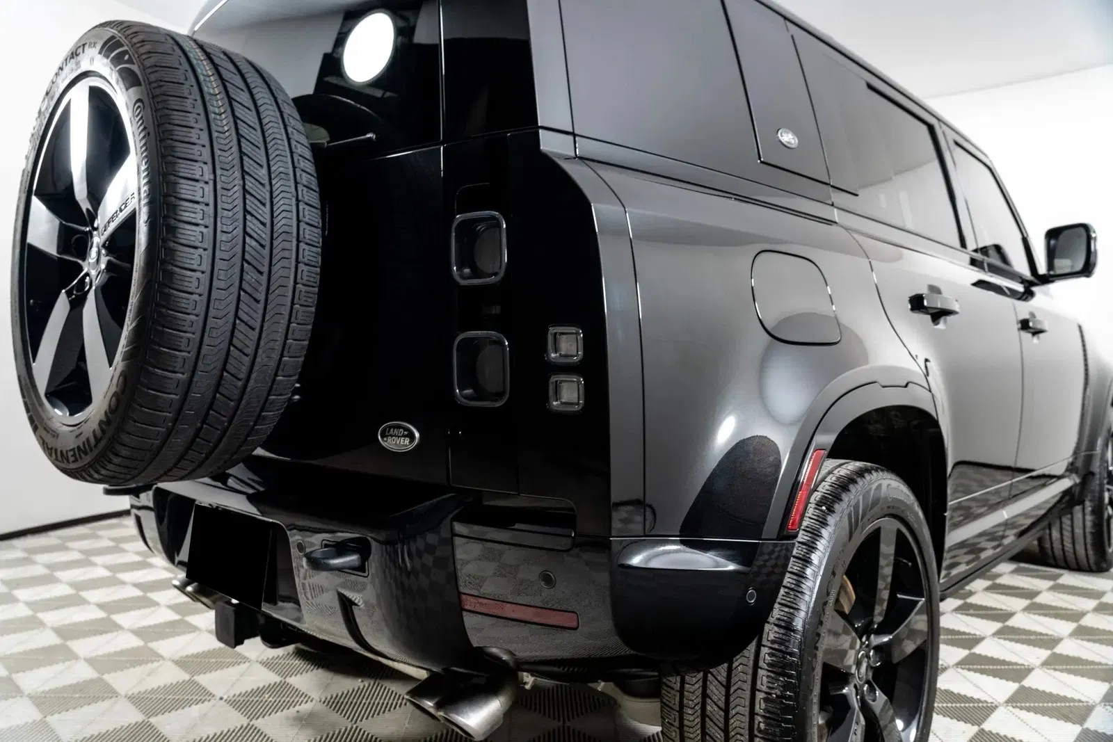 2022 Land Rover Defender 110 V8 Bond Edition