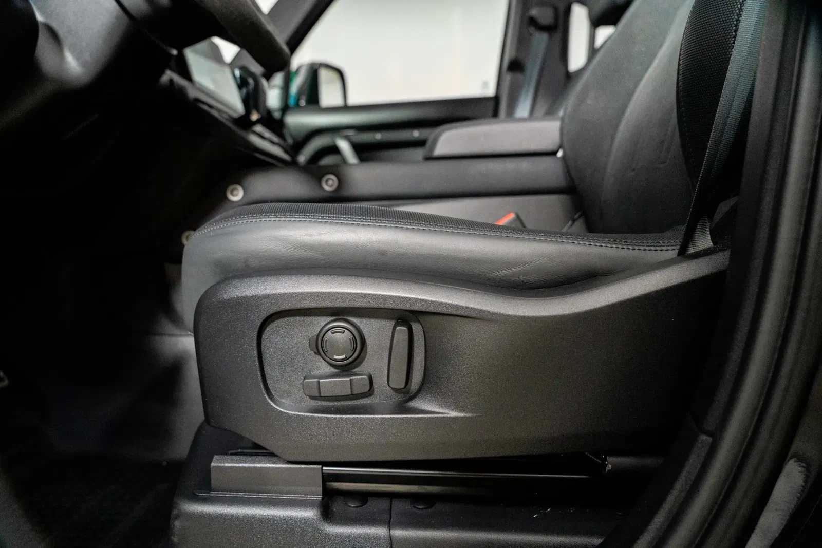 2022 Land Rover Defender 110 V8 Bond Edition