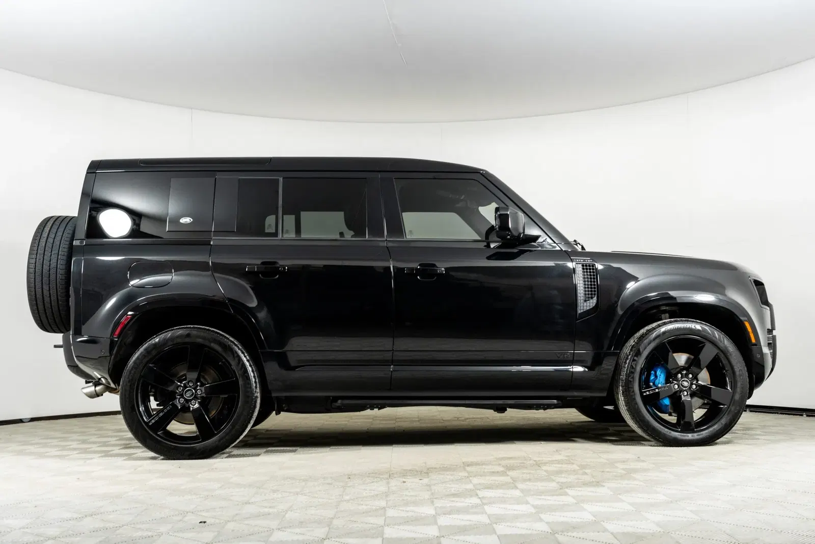 2022 Land Rover Defender 110 V8 Bond Edition