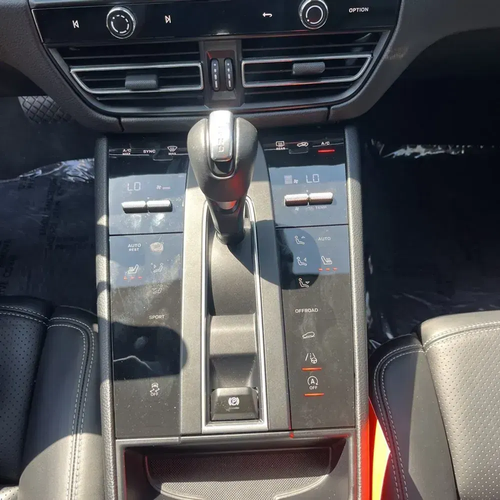2023 Porsche Macan Base
