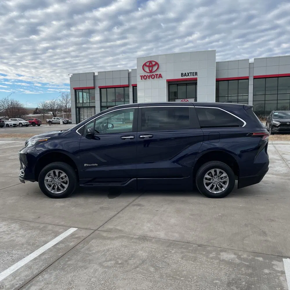 2023 Toyota Sienna XLE 8-Passenger