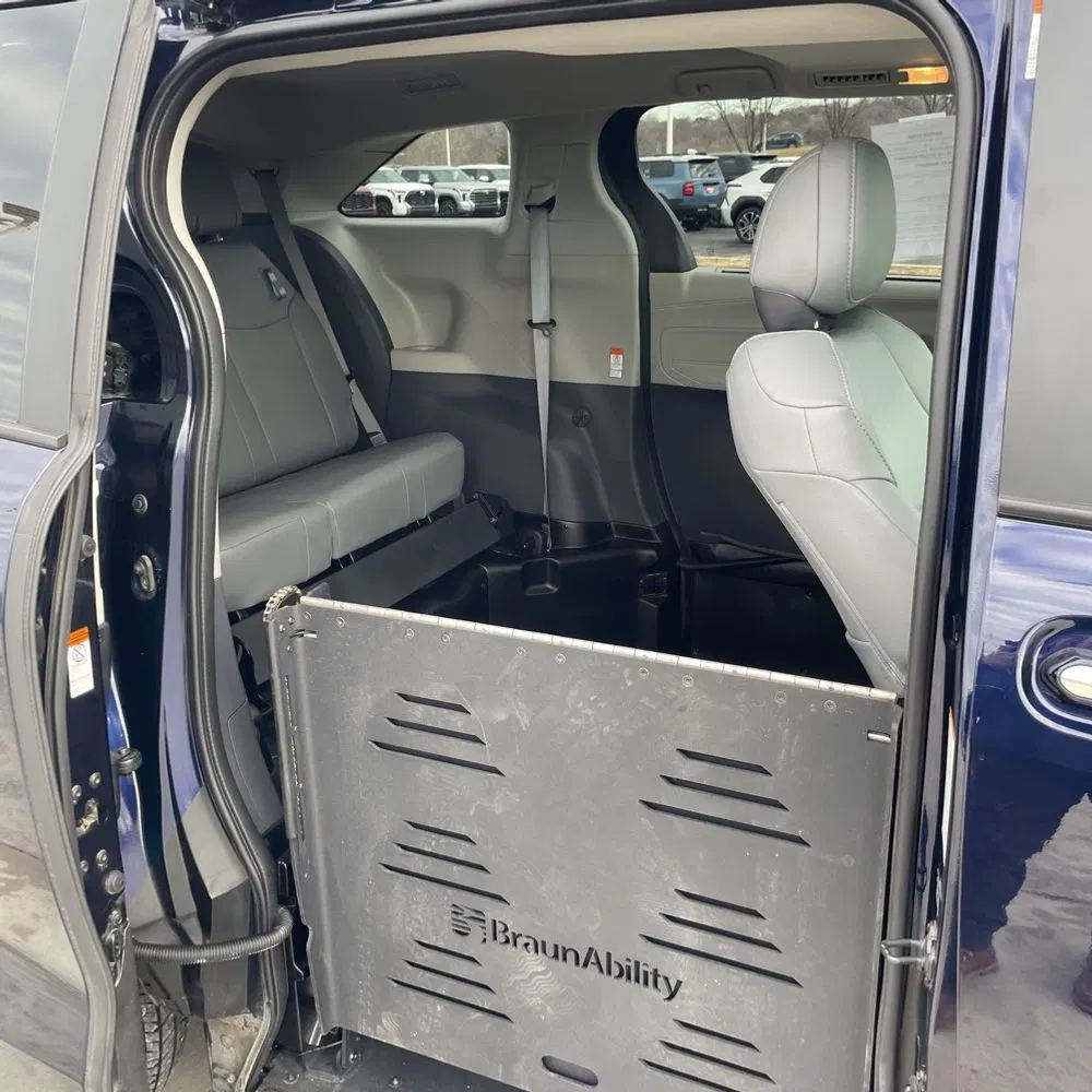 2023 Toyota Sienna XLE 8-Passenger