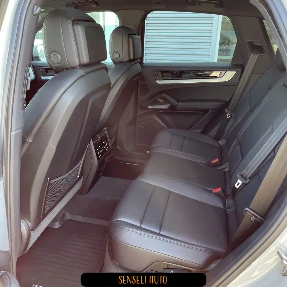 2025 Porsche Cayenne Base