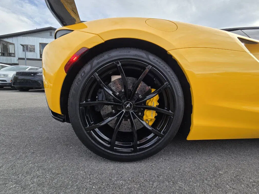 2023 McLaren Artura RWD