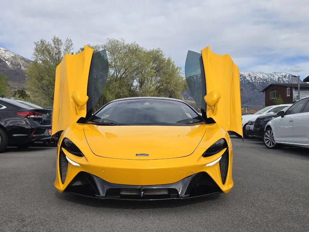 2023 McLaren Artura RWD