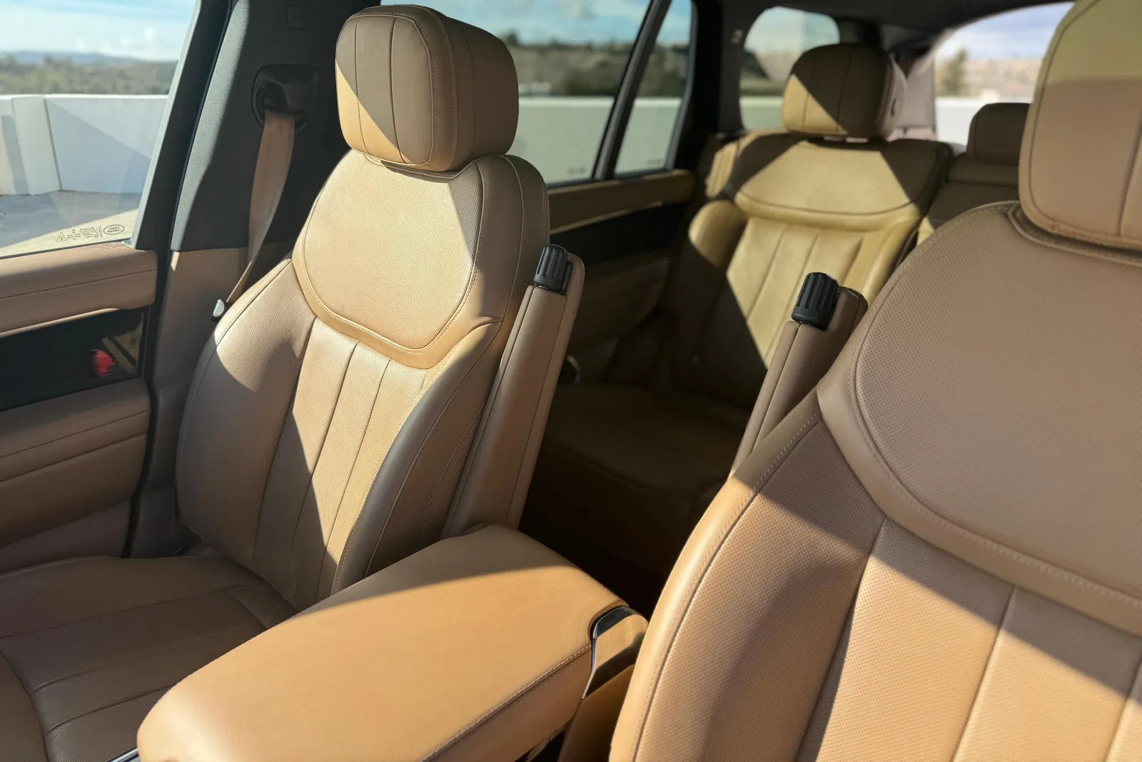 2023 Range Rover P530 SE LWB - Twin-Turbo V8, AWD, Premium Interior Upgrade and Technology Packs, Unmodified
