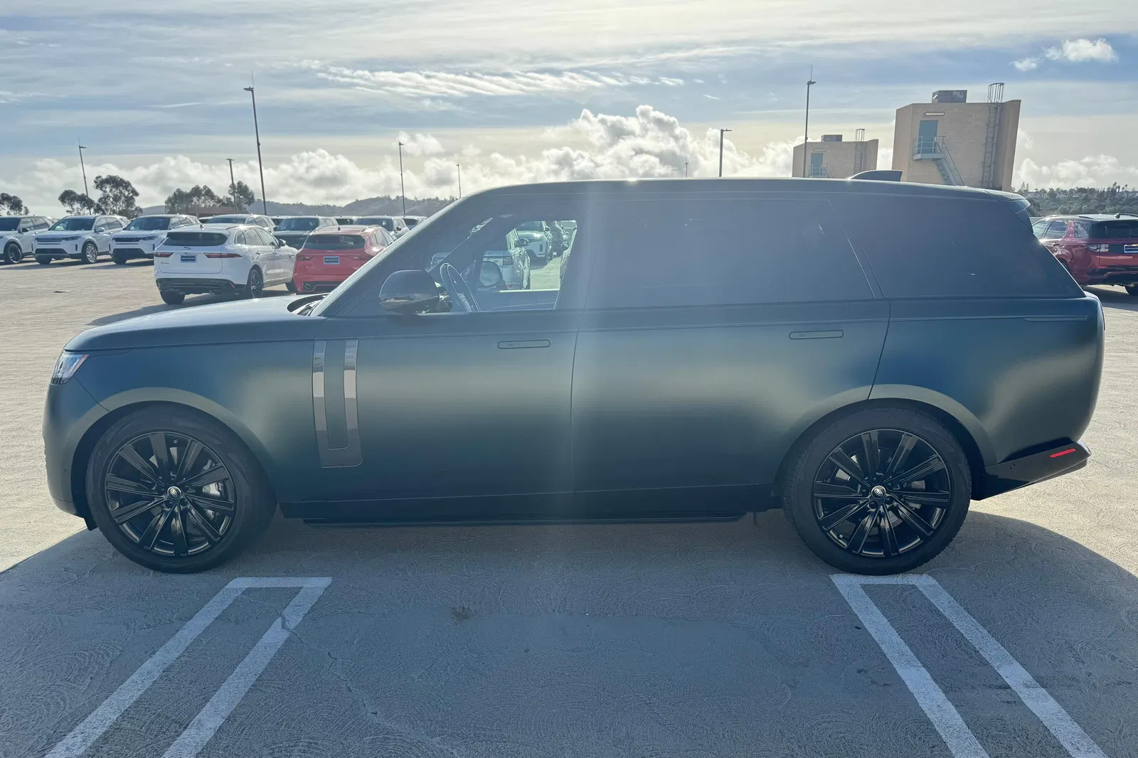 2023 Range Rover P530 SE LWB - Twin-Turbo V8, AWD, Premium Interior Upgrade and Technology Packs, Unmodified