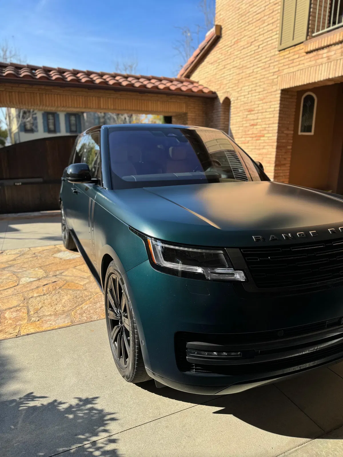 2023 Range Rover P530 SE LWB - Twin-Turbo V8, AWD, Premium Interior Upgrade and Technology Packs, Unmodified