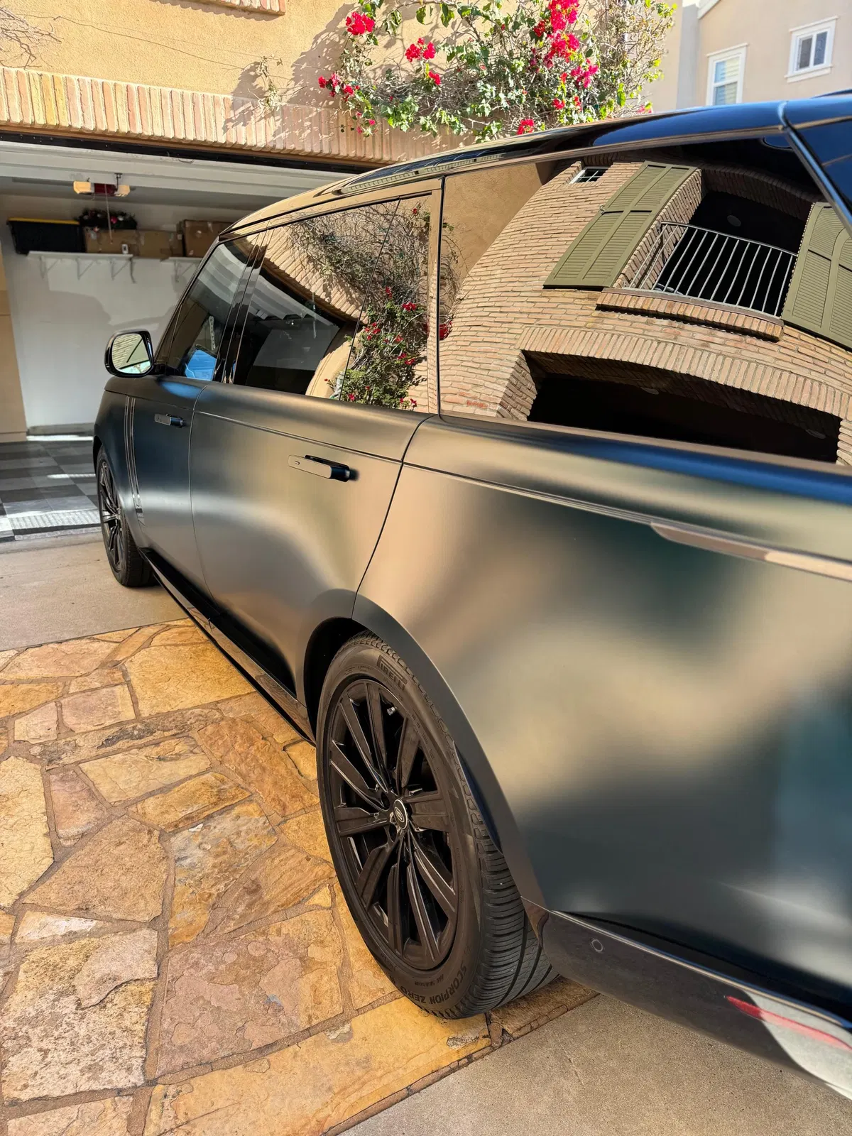 2023 Range Rover P530 SE LWB - Twin-Turbo V8, AWD, Premium Interior Upgrade and Technology Packs, Unmodified