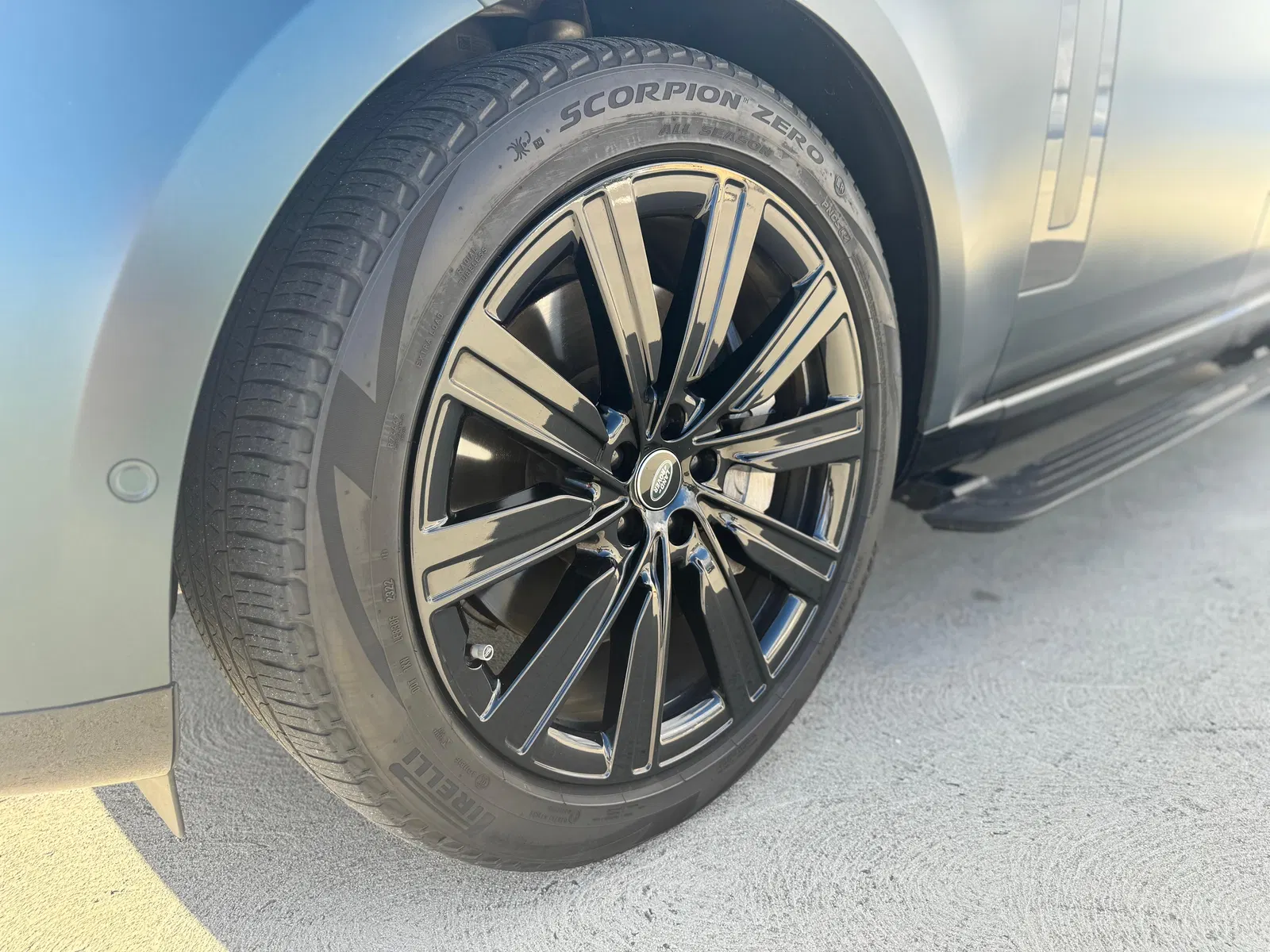2023 Range Rover P530 SE LWB - Twin-Turbo V8, AWD, Premium Interior Upgrade and Technology Packs, Unmodified