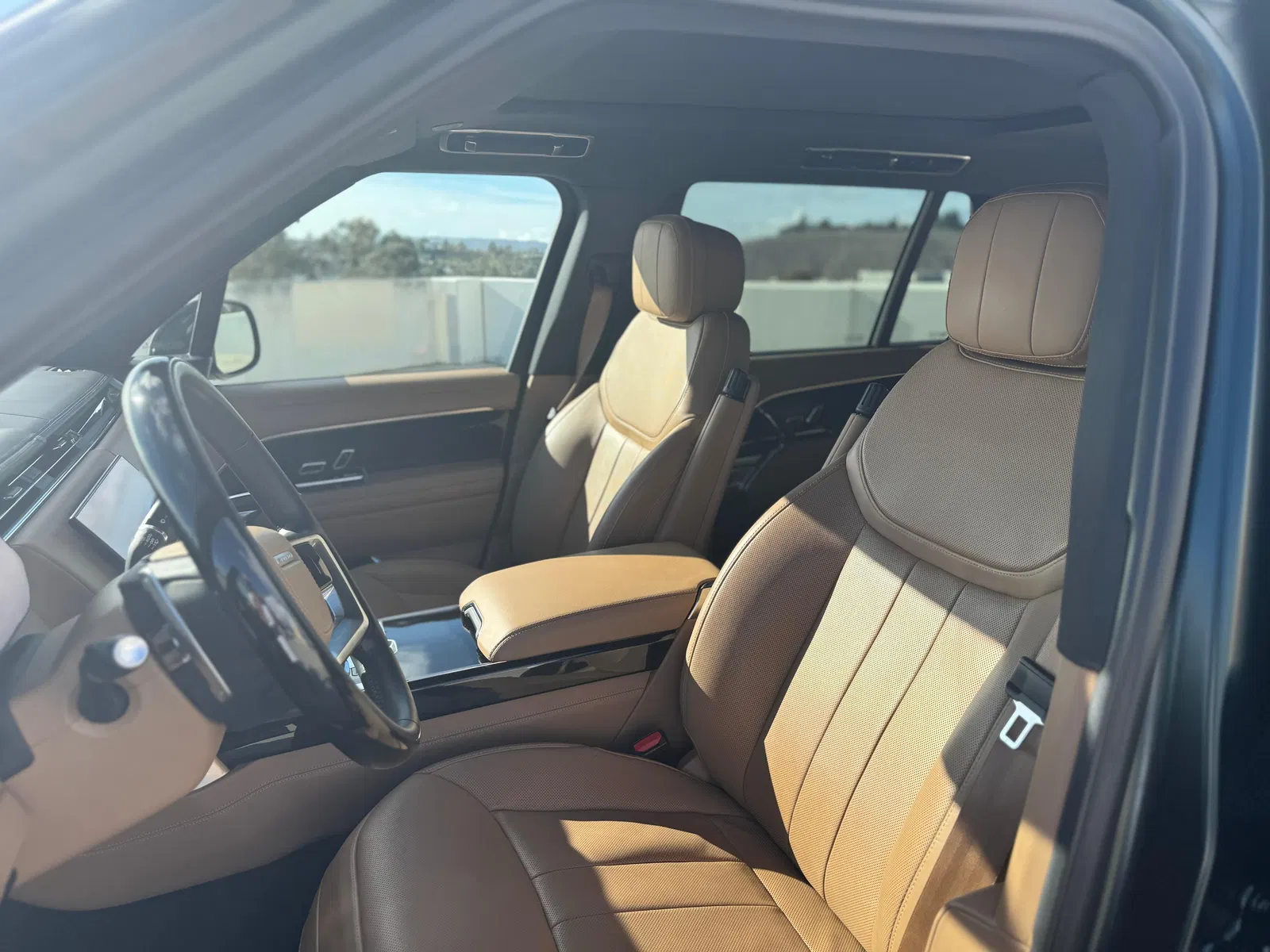 2023 Range Rover P530 SE LWB - Twin-Turbo V8, AWD, Premium Interior Upgrade and Technology Packs, Unmodified
