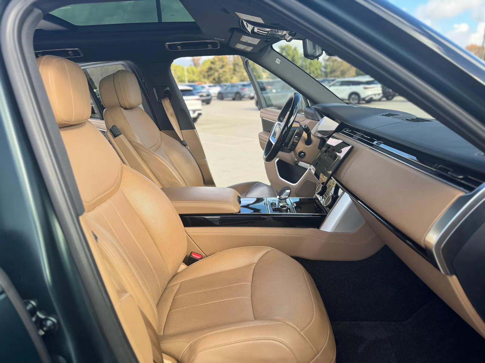 2023 Range Rover P530 SE LWB - Twin-Turbo V8, AWD, Premium Interior Upgrade and Technology Packs, Unmodified