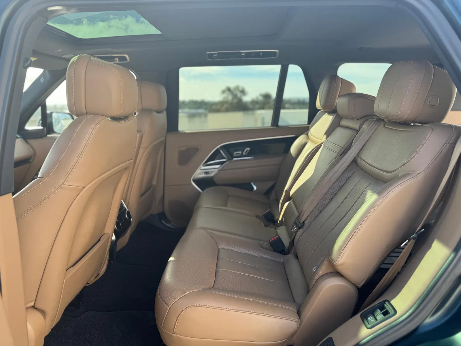 2023 Range Rover P530 SE LWB - Twin-Turbo V8, AWD, Premium Interior Upgrade and Technology Packs, Unmodified
