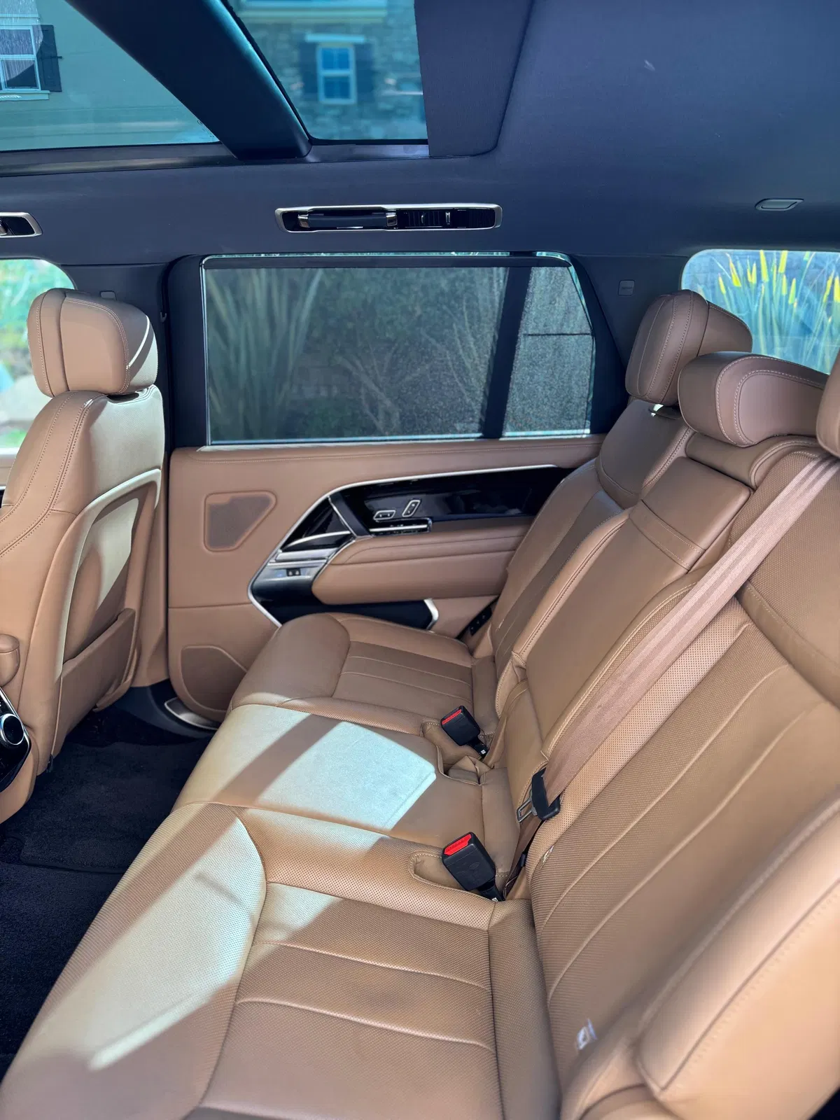2023 Range Rover P530 SE LWB - Twin-Turbo V8, AWD, Premium Interior Upgrade and Technology Packs, Unmodified