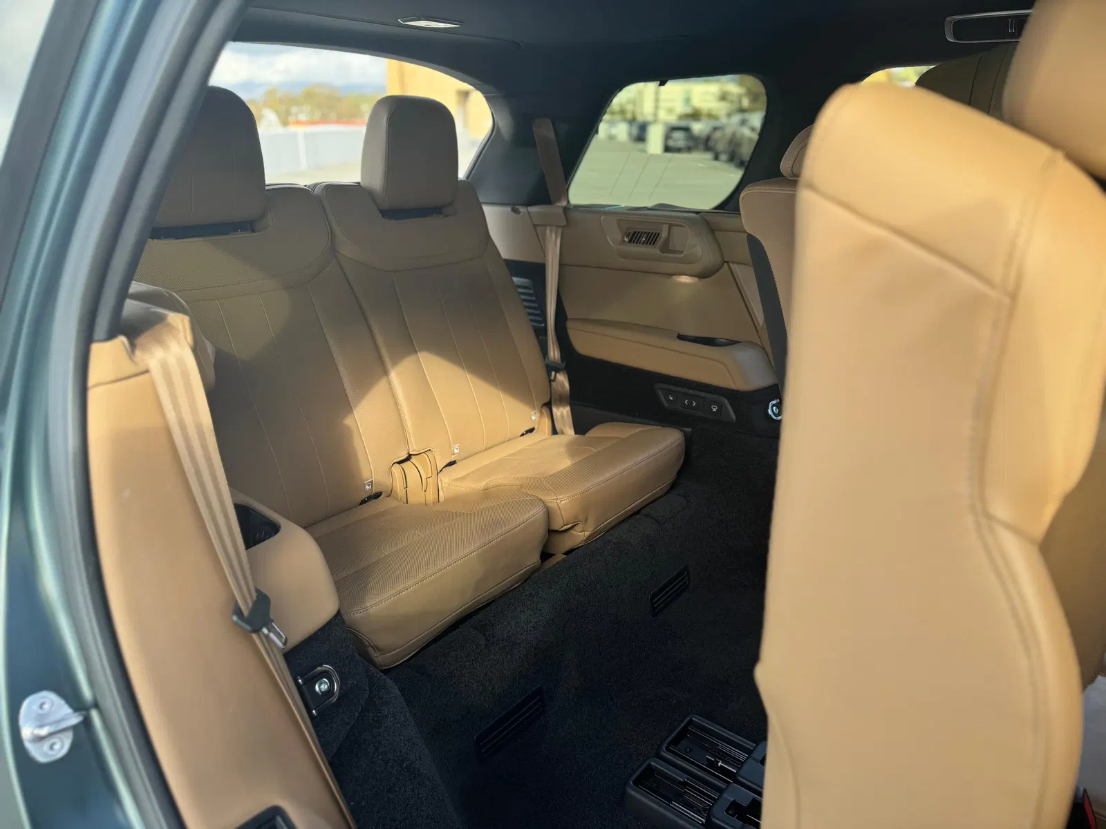 2023 Range Rover P530 SE LWB - Twin-Turbo V8, AWD, Premium Interior Upgrade and Technology Packs, Unmodified