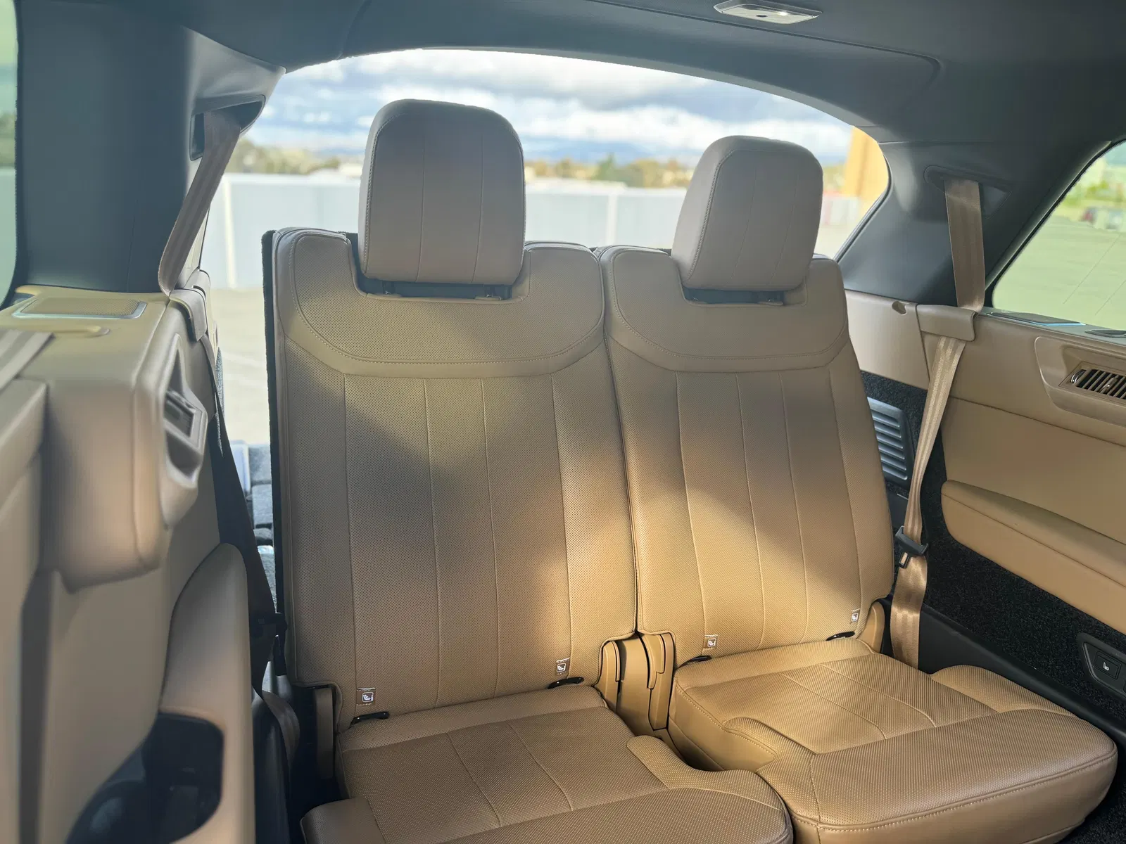2023 Range Rover P530 SE LWB - Twin-Turbo V8, AWD, Premium Interior Upgrade and Technology Packs, Unmodified