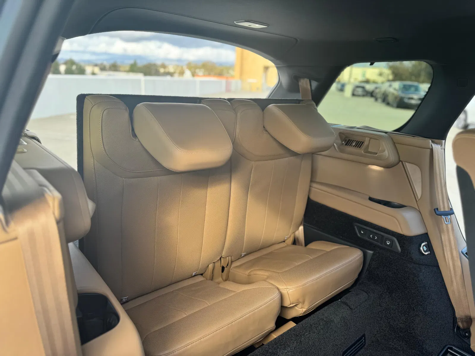 2023 Range Rover P530 SE LWB - Twin-Turbo V8, AWD, Premium Interior Upgrade and Technology Packs, Unmodified