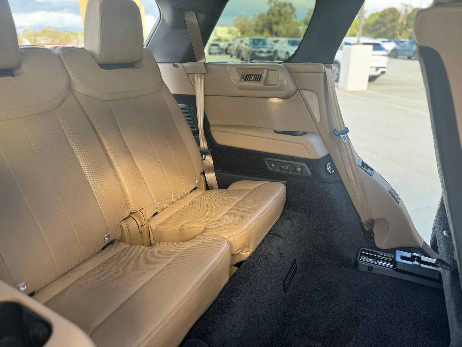 2023 Range Rover P530 SE LWB - Twin-Turbo V8, AWD, Premium Interior Upgrade and Technology Packs, Unmodified