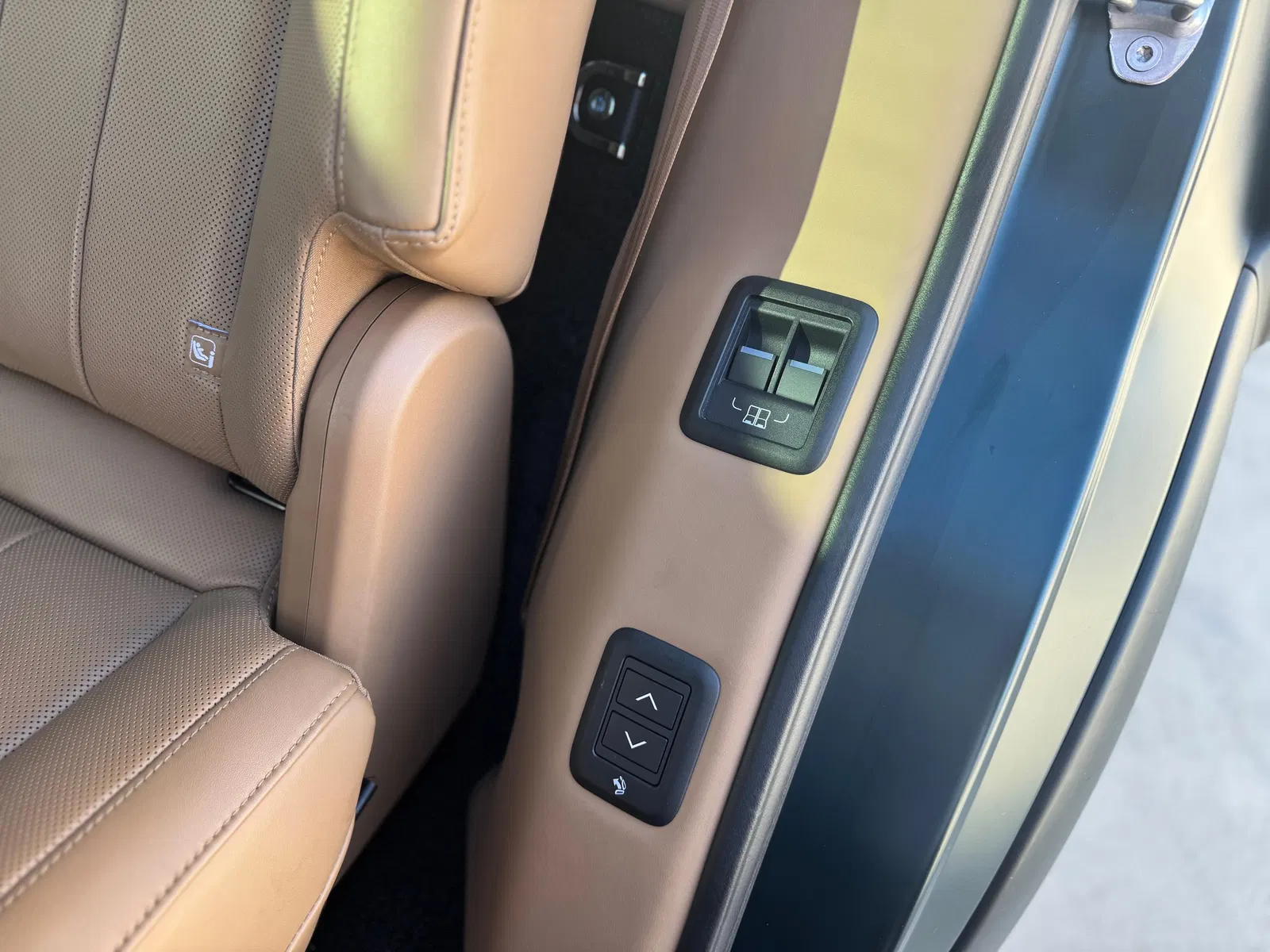 2023 Range Rover P530 SE LWB - Twin-Turbo V8, AWD, Premium Interior Upgrade and Technology Packs, Unmodified