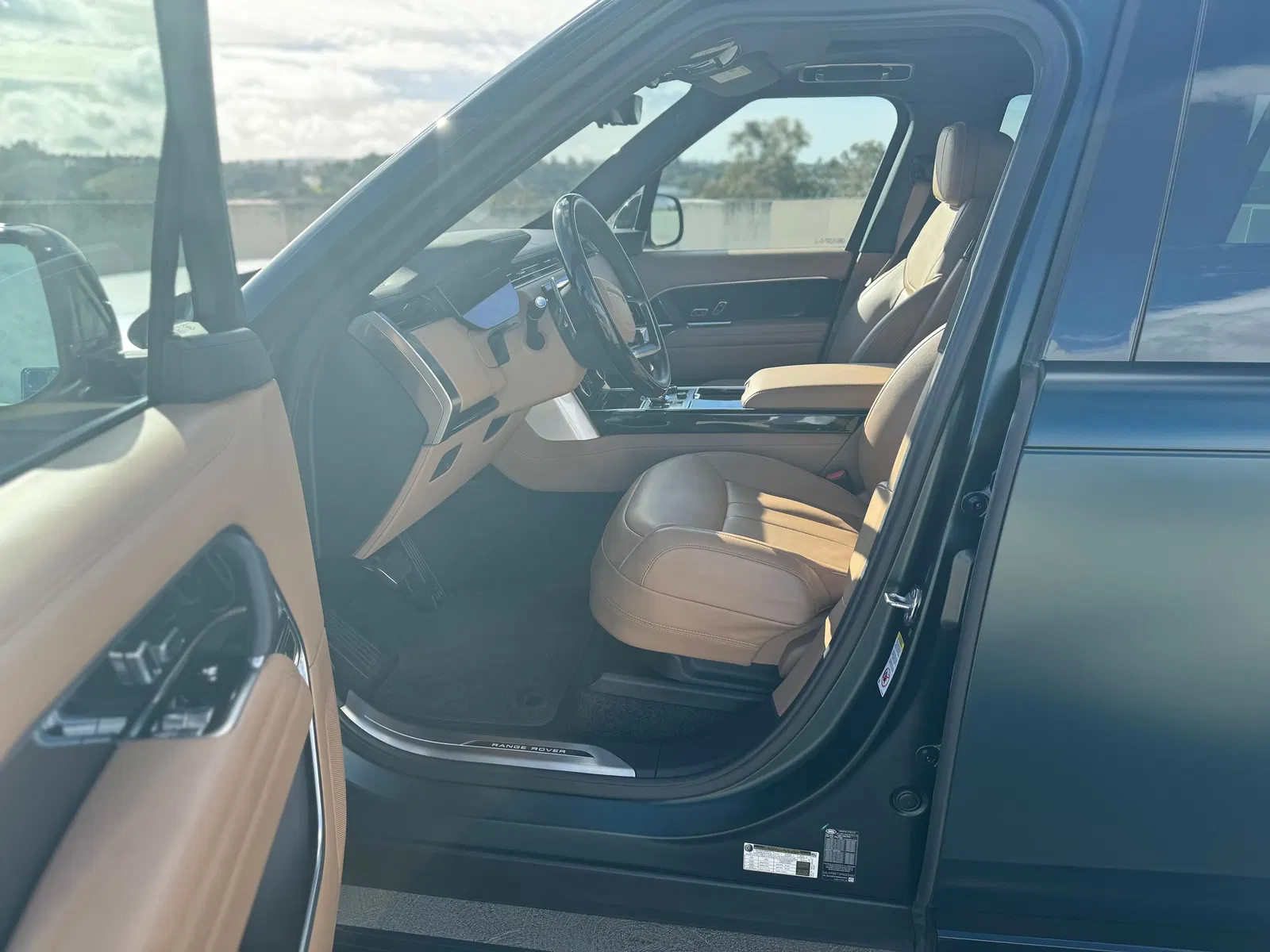 2023 Range Rover P530 SE LWB - Twin-Turbo V8, AWD, Premium Interior Upgrade and Technology Packs, Unmodified