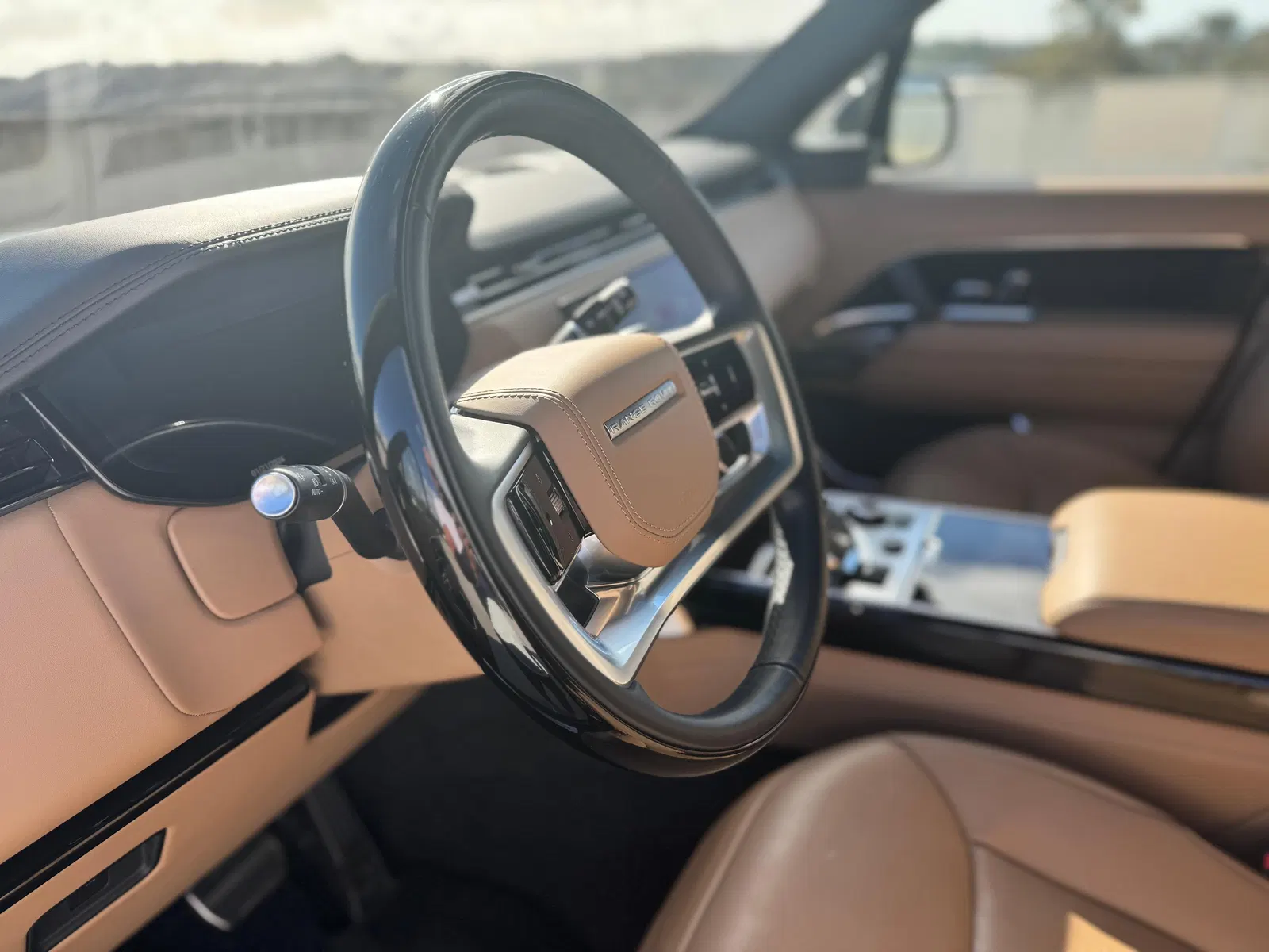 2023 Range Rover P530 SE LWB - Twin-Turbo V8, AWD, Premium Interior Upgrade and Technology Packs, Unmodified