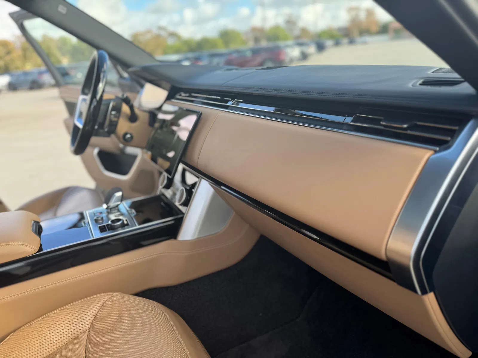 2023 Range Rover P530 SE LWB - Twin-Turbo V8, AWD, Premium Interior Upgrade and Technology Packs, Unmodified